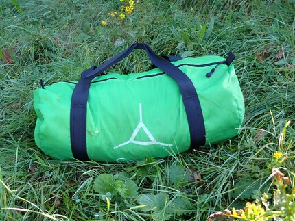 Kompakt verpackt: Das Baumzelt passt in diese Tasche, ist aber mit 9,5 Kilogramm recht schwer.