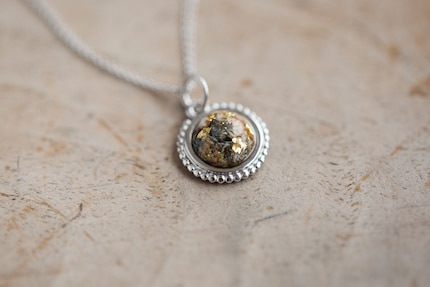 Mirjam et Rahel ont utilisé des plaquettes d’or pour embellir leurs bijoux commémoratifs.