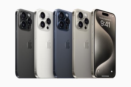 I nuovi colori dell'iPhone 15 Pro. All'estrema destra «Titan Natur», che sostituisce l'oro.
