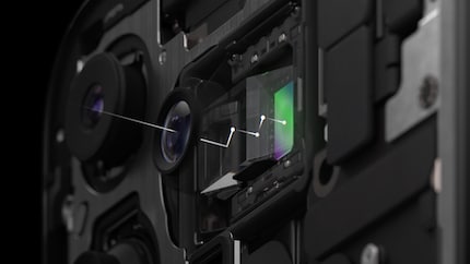Il design a tetraprisma di Apple crea una maggiore distanza tra l'apertura dell'obiettivo e il sensore. Questo rende possibile una lunghezza focale maggiore.