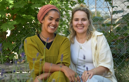 Rahel Kappes (à gauche) et Mirjam Glättli se connaissent depuis toutes petites. « Miah » est leur « bébé » commun.