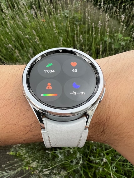 Die Galaxy Watch6 stellt alle Statistiken auf dem Zifferblatt dar – in der App sind sie allerdings detaillierter.