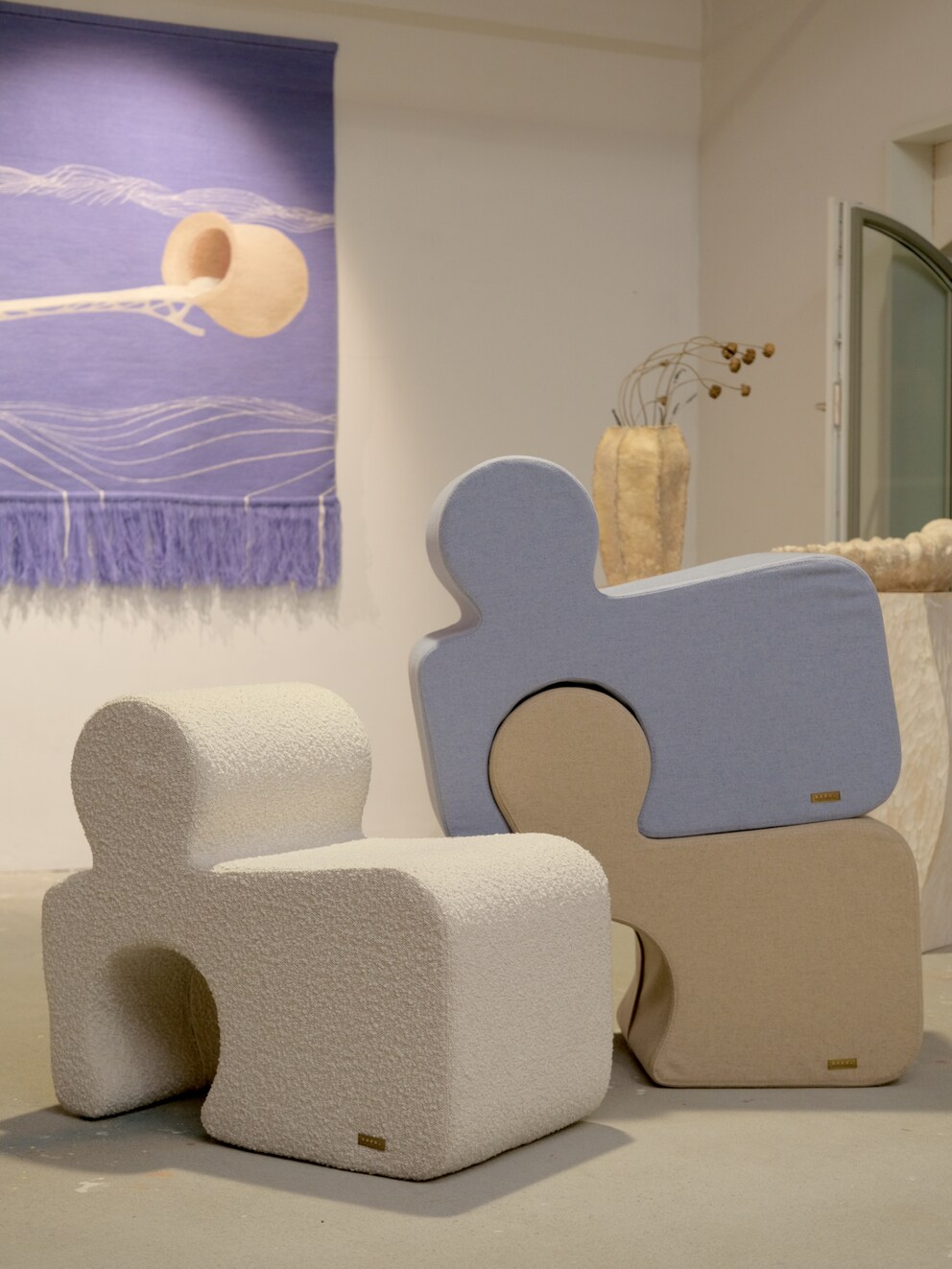 Zum Sitzen, Liegen oder Spielen: Das Hocker-Set «Konky» von Studio Donna