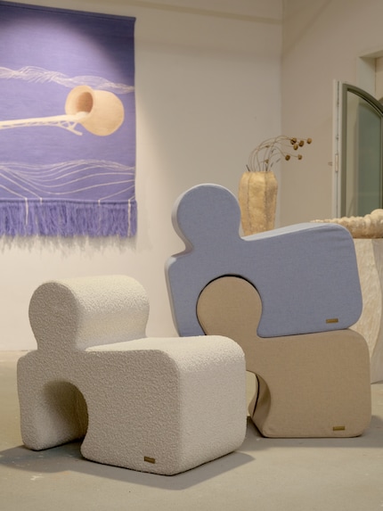 Per sedersi, sdraiarsi o giocare: Il set di sgabelli «Konky» di Studio Donna