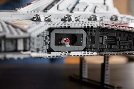 Le navi più piccole possono decollare e atterrare nell'hangar laterale dello Star Destroyer.