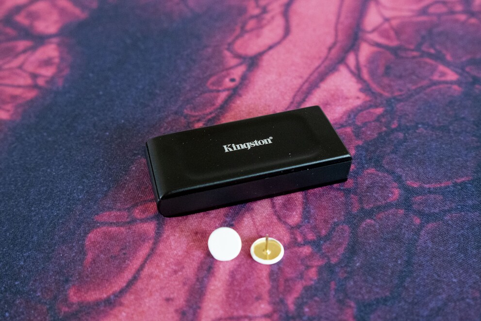 Die Kingston XS1000 ist verdammt klein. Hier der Vergleich mit Reisszwecken.