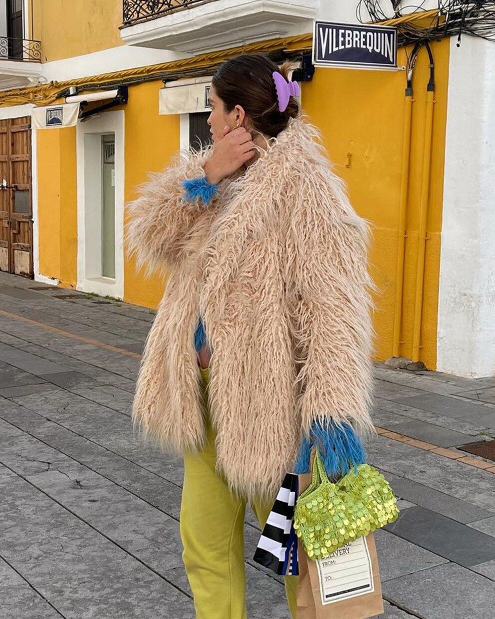 Die Spange ist definitiv Teil des Looks.