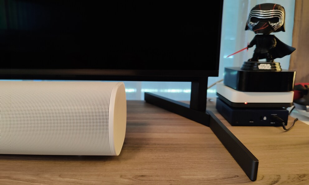 Gut mitgedacht: Die Standfüsse des Sony X95L lassen sich so montieren, dass genug Platz für eine Soundbar bleibt.