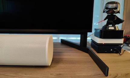 Bien pensé : les pieds du X95L de Sony peuvent être montés de manière à laisser suffisamment de place pour une barre de son. 