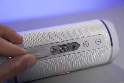 USB, memory card slot, audio plug – that’s how many ports the low-cost speaker has.