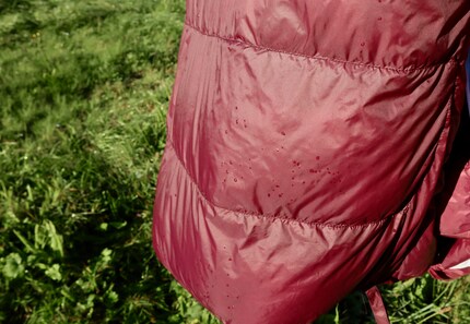 Malgré la rosée et la condensation, le sac de couchage m'a tenu chaud toute la nuit.