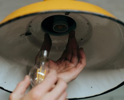 À faire depuis longtemps : remplacer les vieilles ampoules par des LED.