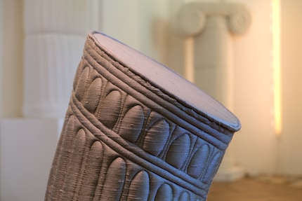 Les sculptures en tissu ressemblent à s'y méprendre aux véritables colonnes de l'Antiquité.