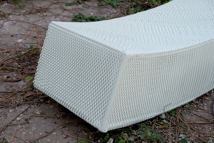 Le banc «Knotty» a une texture forte et haptique grâce à «motif de tricot».