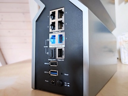 Der Router bietet Netzwerkanschlüsse für 10 Gigabit, 2,5 Gigabit und Gigabit LAN.