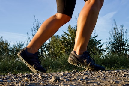 Au lieu de rebondir durement sur les talons, je veux atterrir en douceur sur l’avant-pied.