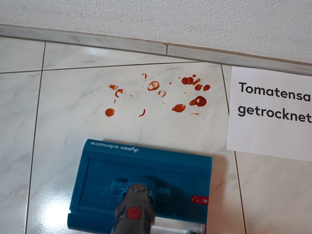 Die eingetrocknete Tomatensauce nach ein paar Wischdurchgängen. Ganz weg kommt sie erst mit zusätzlichem Wasser.