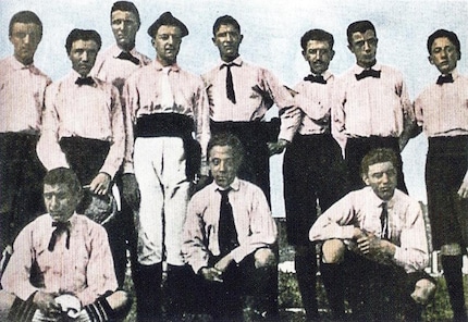 Fine XIX secolo: i giocatori della neonata squadra di calcio Juventus di Torino indossano maglie rosa.