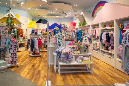 Rosa e unicorni: nel reparto abbigliamento, le bambine capiscono subito a quali colori e temi appartengono.