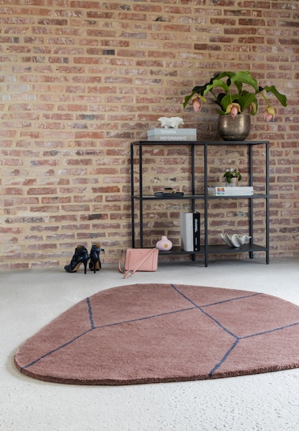 Small but mighty: the «Shape» rug completes nondescript areas such as a foyer or cloakroom.