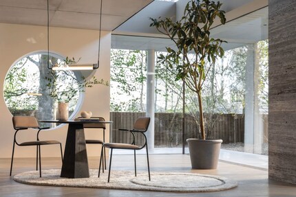 The oval shape of «Spark» goes perfectly with the round dining table and enhances the room.