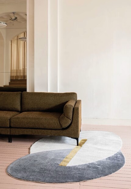 The graphic shape of «Phila» gives the room a new perspective.