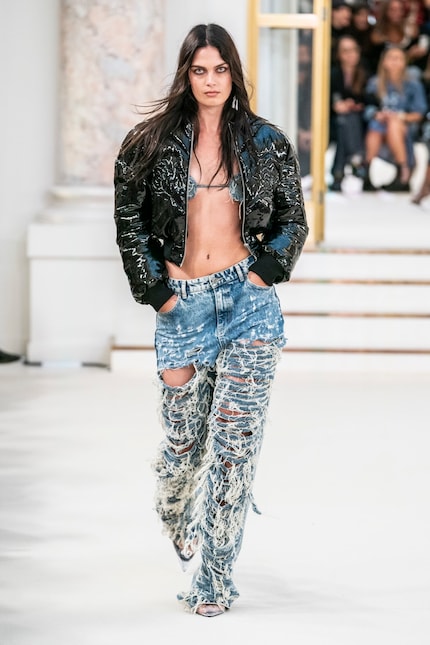 Die losen Fäden lassen die Jeans aus der Frühlingskollektion 24 von Rotate Birger Christensen flauschig wirken.