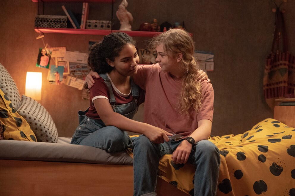 Martina and Jo quickly become good friends.