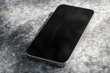 Nightmare come true: a deep scratch in the display of Apple’s most expensive smartphone.