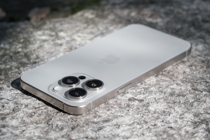 The iPhone 15 Pro is an excellent smartphone in its own right. This year, however, its lead over the regular model is tenuous. If you don’t absolutely need the few extra functions, you can save yourself the extra cash.