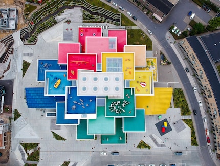 Vue aérienne par drone de la Lego House à Billund, Danemark.