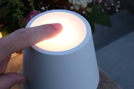 Posez votre doigt et la lampe s'allume. Laissez votre doigt et elle s'éclairera davantage.