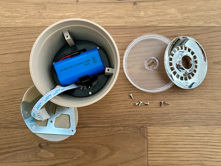 Dans la tête de la Poldina Pro se trouve la batterie, ici en bleu.
