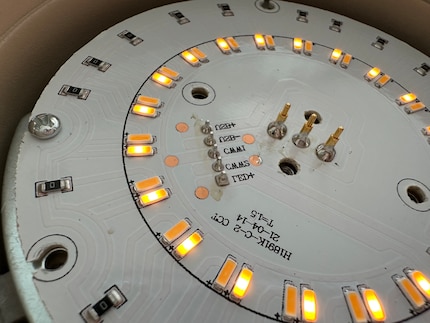 Un regard à l'intérieur de la tête de la lampe. Les LED sont disposées en anneau.