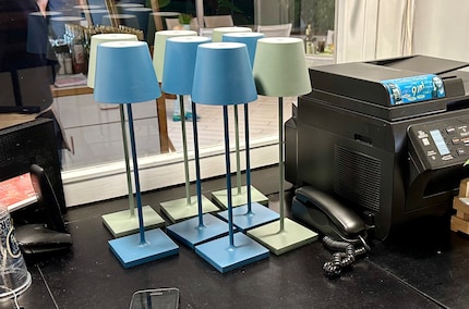 Fraîchement chargées, ces lampes Poldina attendent d'être utilisées dans un restaurant en Italie.