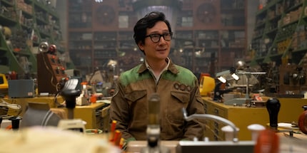 Ke Huy Quan, noto ai più per «Everything Everywhere All at Once», è uno dei grandi punti di forza della seconda stagione.