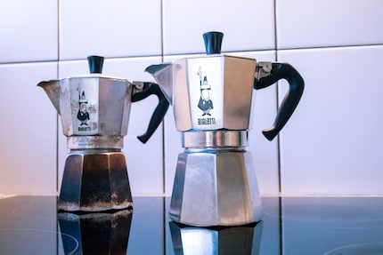 Rechts: Die neue Bialetti für sechs Tassen, 2- bis 3-mal gebraucht, links: die alte Bialetti wahrscheinlich etwa 2000- bis 3000-mal benutzt.
