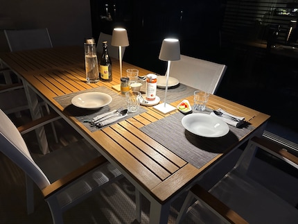 La Poldina Pro éclaire la table de la terrasse lors d'un dîner familial tardif.
