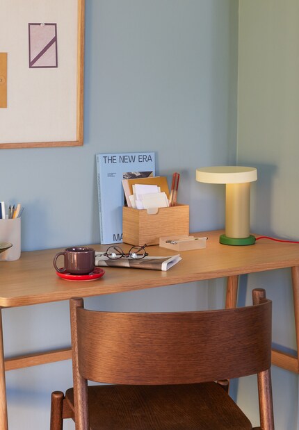 Sets an accent even without light: a coloured lamp.