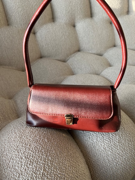Le sac est encore joli, mais l’odeur âcre de produits chimiques qu’il dégage me donne la nausée.
