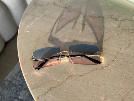 Les lunettes de soleil ont l’air cool, mais n’offrent probablement pas beaucoup de protection.