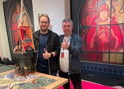 Ørjan zusammen mit seinem Vater und seiner Trophäe für den Sieg am Wololo-V-Turnier.