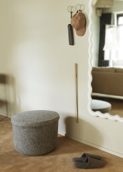 Die Sitzfläche des Hide-Poufs dient als Deckel.