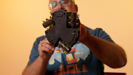 Der Grillbot hat drei Borstenräder, um den Grill zu reinigen.