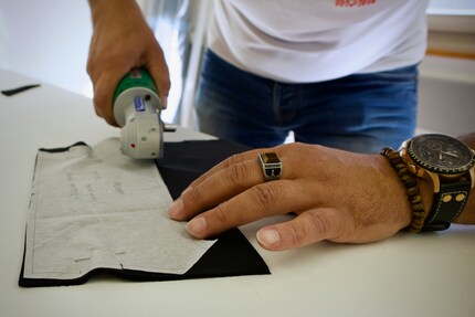 Ici, le travail manuel est de mise : la fabrication locale permet de modifier rapidement les coupes et les designs.