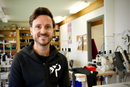 Le fondateur de l'entreprise Michael Ingram dans l'atelier de fabrication à Marly.