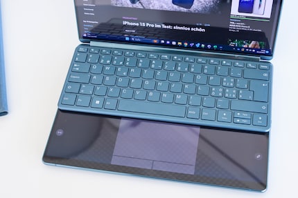 The virtual keyboard doesn’t invite typing.