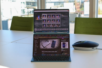 You can use the two screens in portrait or landscape mode.