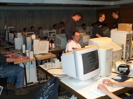 Viel beige statt RBG: In den frühen Jahren dominieren Röhrenbildschirme und klobige Gehäuse die LAN-Partys.