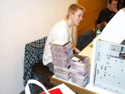 Stapelweise schleppten die Gamer früher CDs und andere Datenträger an die LAN-Party.